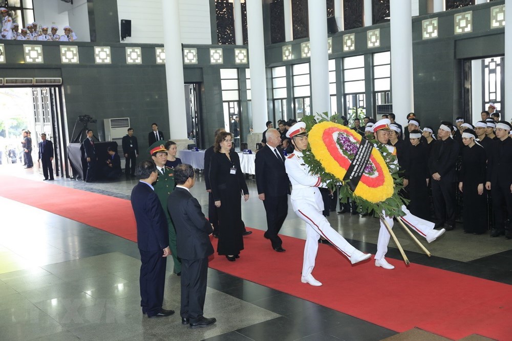 Đoàn Liên bang Nga, do Đại sứ Liên bang Nga tại Việt Nam Konstantin Vnukov làm Trưởng đoàn, viếng Chủ tịch nước Trần Đại Quang. (Ảnh: Nhan Sáng/TTXVN)