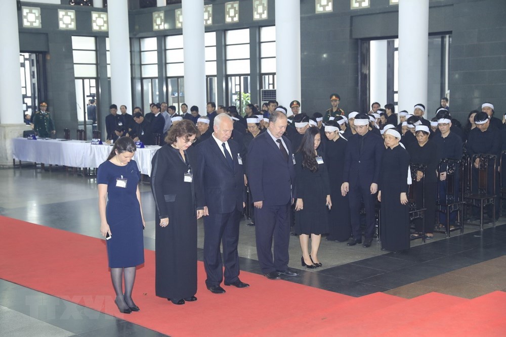 Đoàn Liên bang Nga, do Đại sứ Liên bang Nga tại Việt Nam Konstantin Vnukov làm Trưởng đoàn, viếng Chủ tịch nước Trần Đại Quang. (Ảnh: Nhan Sáng/TTXVN)