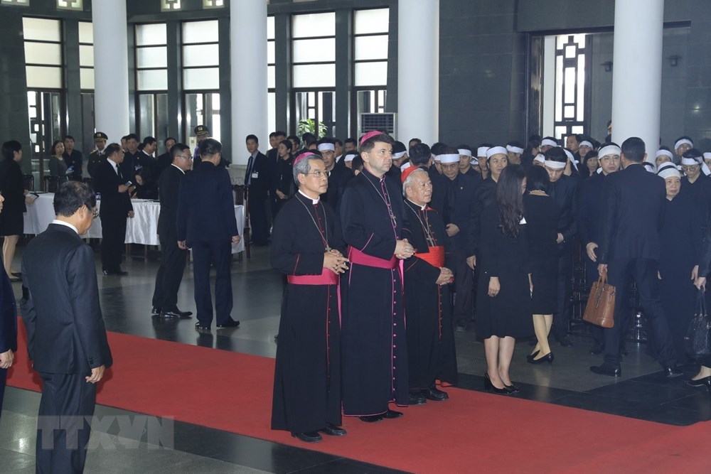 Đoàn Tòa thánh Vatican viếng Chủ tịch nước Trần Đại Quang. (Ảnh: Nhan Sáng/TTXVN)