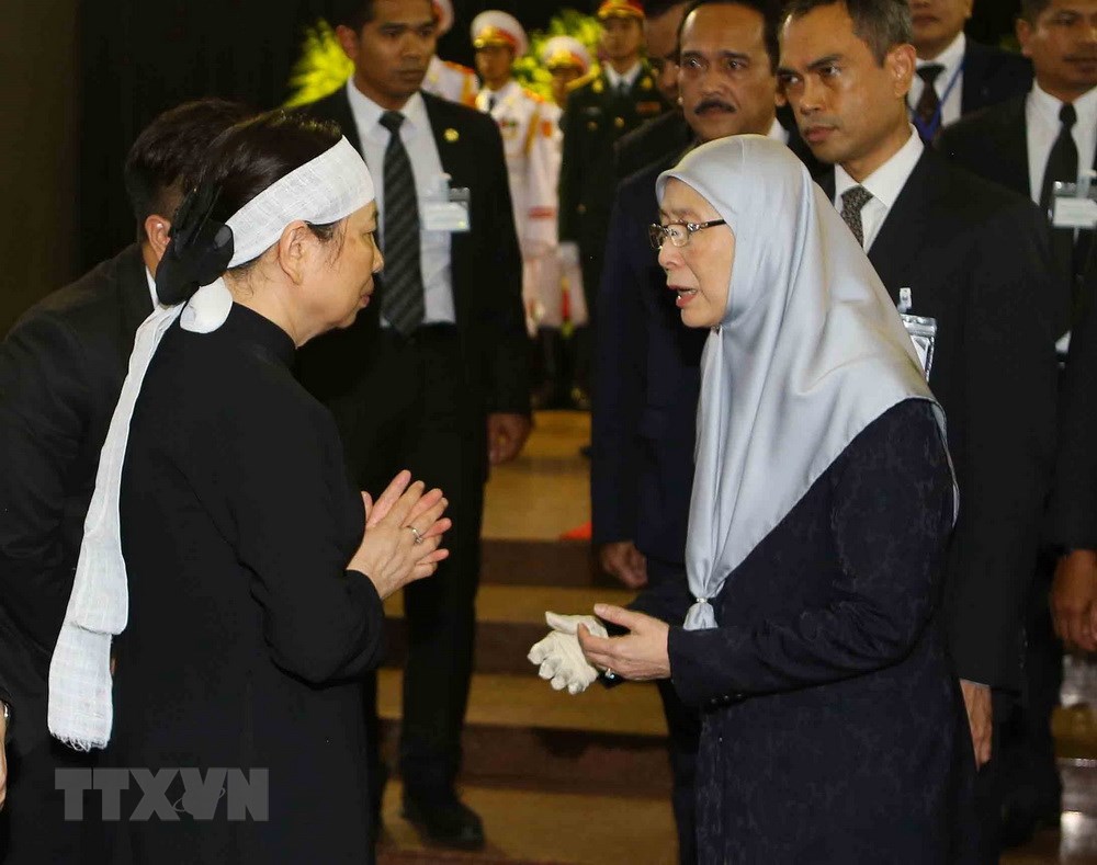 Đoàn Chính phủ Malaysia, do Phó Thủ tướng Wan Azizah Wan Ismail làm trưởng đoàn, viếng Chủ tịch nước Trần Đại Quang và chia buồn cùng tang quyến Chủ tịch. (Ảnh: Doãn Tấn/TTXVN)