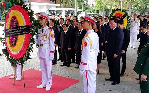 Đoàn đại biểu nước CHDCND Lào do ông Phankham Viphavanh- Ủy viên Bộ Chính trị, Thường trực Ban Bí thư, Phó Chủ tịch nước dẫn đầu.