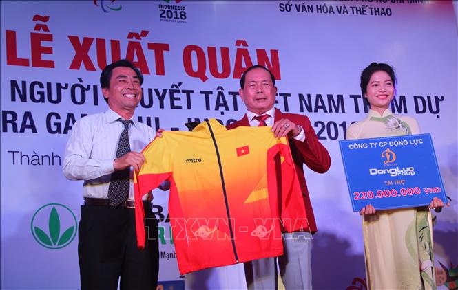 Doanh nghiệp trao tặng tài trợ cho đoàn thể thao người khuyết tật Việt Nam. Ảnh: Xuân Dự - TTXVN