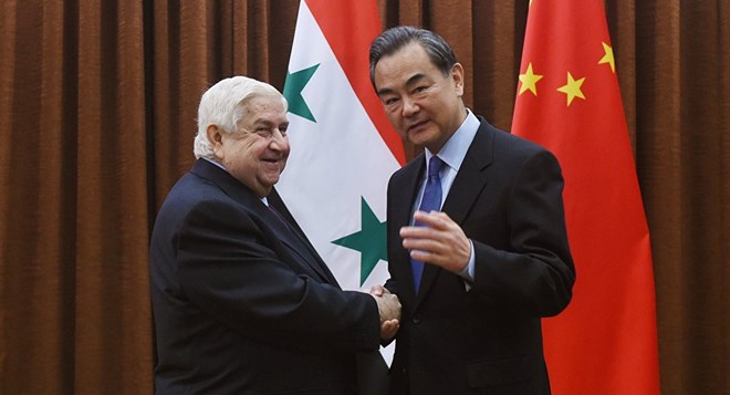 Phó Thủ tướng kiêm Ngoại trưởng Syria Walid Muallem và Bộ trưởng Ngoại giao Trung Quốc Vương Nghị. (Nguồn: AFP)