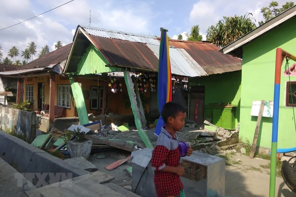 Một căn nhà bị phá hỏng sau động đất ở Donggala, Trung Sulawesi ngày 28-9-2018. (Ảnh: AFP/TTXVN)