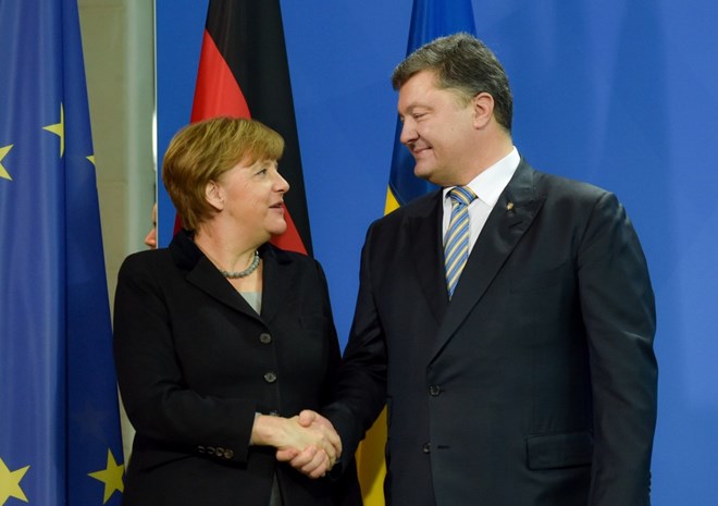 Tổng thống Petro Poroshenko (phải) đã điện đàm với Thủ tướng Đức Angela Merkel. (Nguồn: president.gov.ua)