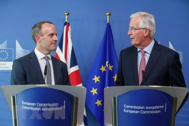 Bộ trưởng phụ trách Brexit của Anh Dominic Raab (trái) và trưởng đoàn đàm phán Brexit của EU Michel Barnier trong cuộc họp báo tại Brussels, Bỉ ngày 19-7. (Nguồn: AFP/TTXVN)