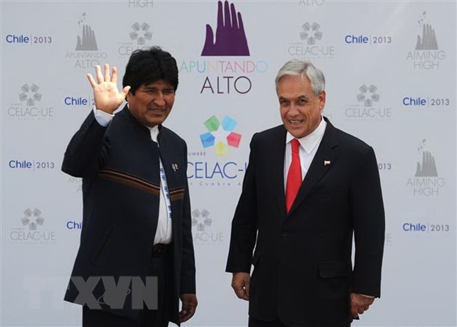 Tổng thống Bolivia Evo Morales (trái) và người đồng cấp Chile Sebastian Pinera tại cuộc gặp ở Santiago, Chile ngày 26-1-2013. (Nguồn: AFP/TTXVN)