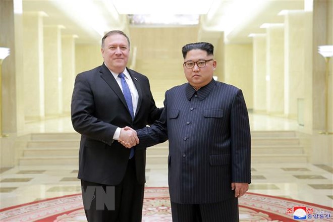 Ngoại trưởng Mỹ Mike Pompeo (trái) hội kiến Nhà lãnh đạo Triều Tiên Kim Jong-un tại Bình Nhưỡng ngày 9-5-2018. (Ảnh: YONHAP/TTXVN)