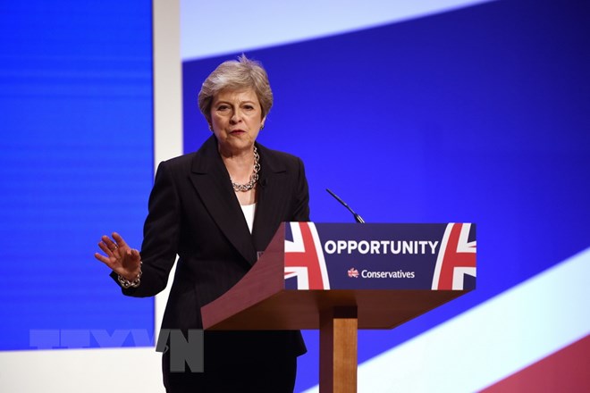 Thủ tướng Anh Theresa May phát biểu trong phiên kết thúc Đại hội thường niên của đảng Bảo thủ ở London ngày 3/10. (Ảnh: AFP/TTXVN)