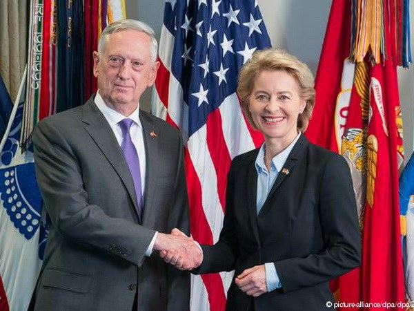 Bộ trưởng Quốc phòng Mỹ James Mattis (trái) và người đồng cấp Đức Ursula von der Leyen. (Nguồn: dw.com)