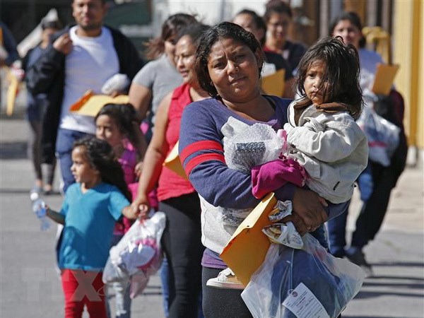 Người di cư được lệnh di chuyển khỏi trại tị nạn ở bang Texas, Mỹ. (Nguồn: AFP/TTXVN)