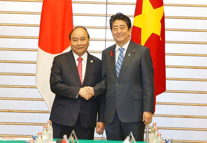 Vietnamese Prime Minister Nguyen Xuan Phuc (L) and his Japanese counterpart Shinzo Abe at their talks in Tokyo on October 8