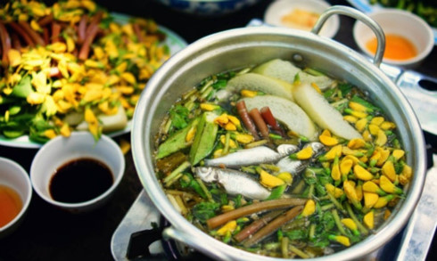 Sesbania sesban and mud carps sour soup is one of the most typical dishes eaten during the flooding season downstream in the Mekong Delta. Photo by VnExpress/Nam Chay