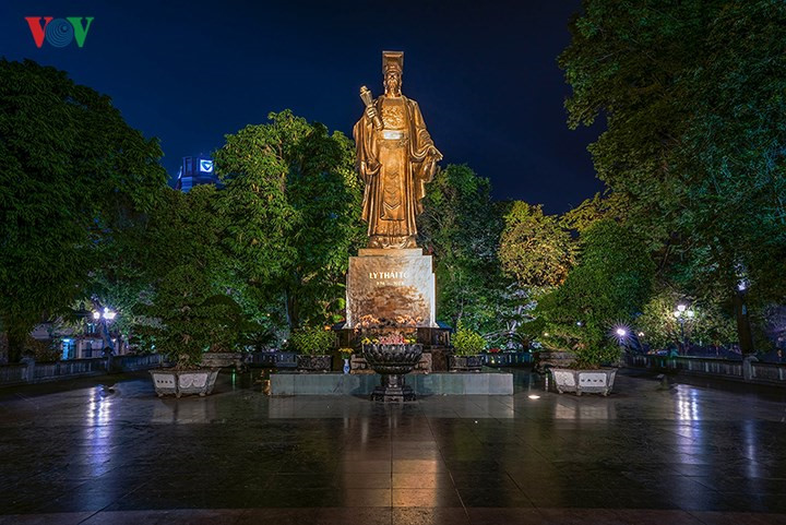 King Ly Thai To monument is the cultural work built to mark Hanoi’s 50th Liberation day (10/10/1954 – 10/10/2004). Ly Thai To was the founder and first emperor of the Ly Dynasty (1009-1225). After ascending the throne, he moved the capital to Dai La and renamed it Thang Long in 1010. It is now Hanoi, the capital city of Vietnam.