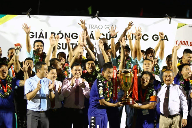 Thủ môn "quốc dân" dâng cúp cho B.Bình Dương