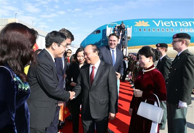Representatives of the Vietnam Embassy welcome Prime Minister Nguyen Xuan Phuc at the airport when he arrives in Brussels, Belgium (Photo: VNA)