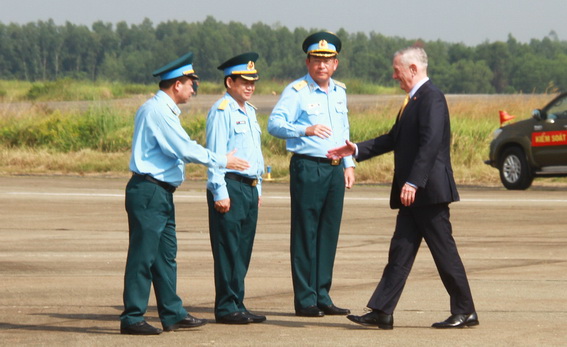 Bộ trưởng Bộ Quốc phòng Mỹ James Mattis bắt tay chào xã giao quan chức quốc phòng Việt Nam