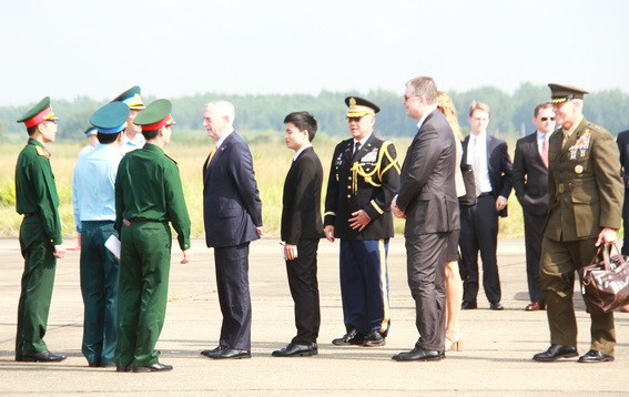 Bộ trưởng Bộ Quốc phòng Mỹ James Mattis nói chuyện với đại diện phía Việt Nam tại Sân bay Biên Hòa