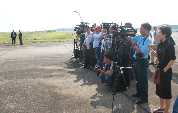 Nhiều cơ quan báo chí trong nước và quốc tế đưa tin về sự kiện Bộ trưởng Bộ Quốc phòng Mỹ James Mattis thăm Sân bay Biên Hòa