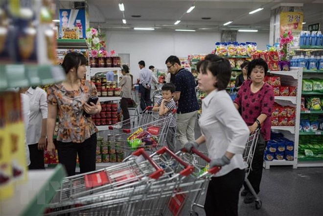 Người dân mua sắm tại một siêu thị ở Bình Nhưỡng, Triều Tiên. (Nguồn: AFP/TTXVN)