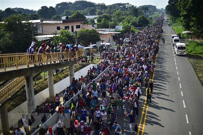 Người di cư Honduras trên tuyến đường nối Ciudad Hidalgo với Tapachula, bang Chiapas, Mexico trên hành trình tới Mỹ ngày 21-10-2018. (Ảnh: AFP/TTXVN)