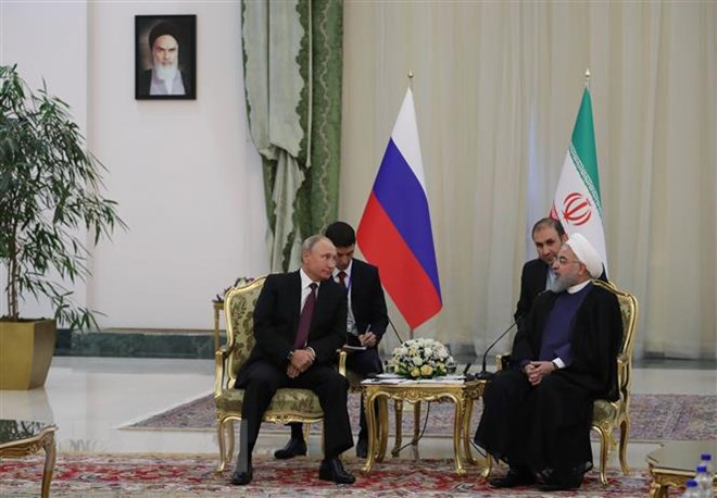 Tổng thống Iran Hassan Rouhani (phải) trong cuộc hội đàm với Tổng thống Nga Vladimir Putin (trái) đang ở thăm Tehran ngày 7-9-2018. (Ảnh: AFP/ TTXVN)