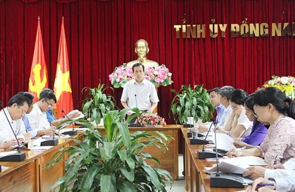 Đồng chí Phạm Văn Ru, Thường trực Tỉnh ủy chỉ đạo tại hội nghị.