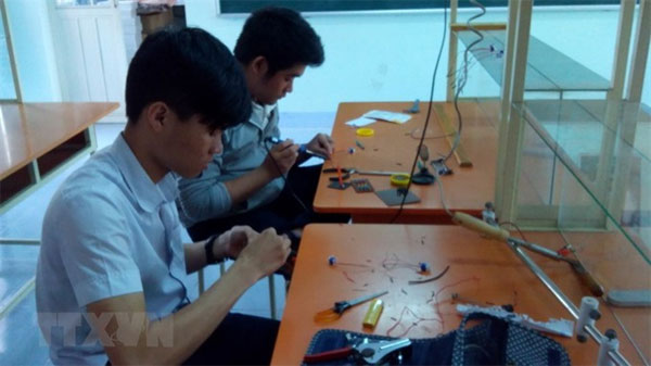 Le Nguyen Ngoc Thach and Nguyen Thanh Trung from Kon Tum Province in their school’s lab. 