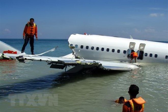 Lực lượng cứu hộ làm nhiệm vụ tại hiện trường một vụ tai nạn máy bay Boeing 737 của Hãng hàng không Lion Air ở Denpasar, Indonesia. (Nguồn: AFP/TTXVN)