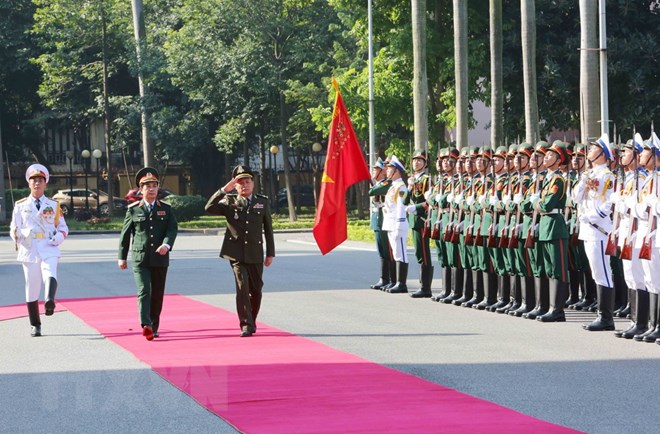 Thượng tướng Phan Văn Giang và Đại tướng Vong Pisen, Tổng Tư lệnh Quân đội Hoàng gia Campuchia duyệt đội danh dự Quân đội nhân dân Việt Nam. (Ảnh: Dương Giang/TTXVN)