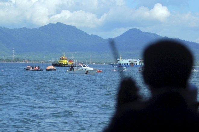 Một tay súng tình nghi là phiến quân Abu Sayya đang quan sát các tàu thuyền. (Nguồn: Antara)