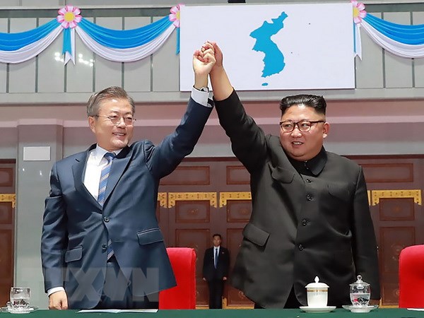 Tổng thống Hàn Quốc Moon Jae-in (trái) và nhà lãnh đạo Triều Tiên Kim Jong Un (phải) trong cuộc gặp tại Bình Nhưỡng ngày 19-9. (Ảnh: AFP/TTXVN)