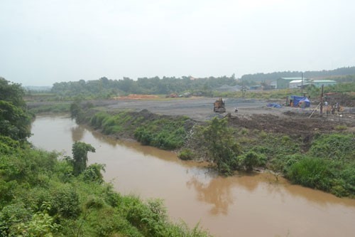 A stone pit near the Buông River in Phước Tân Commune in Đồng Nai Province. — VNS File Photo  Read more at http://vietnamnews.vn/environment/469007/stone-pit-exploitation-threatens-buong-river.html#1MvFLm3l6yxlSxSL.99