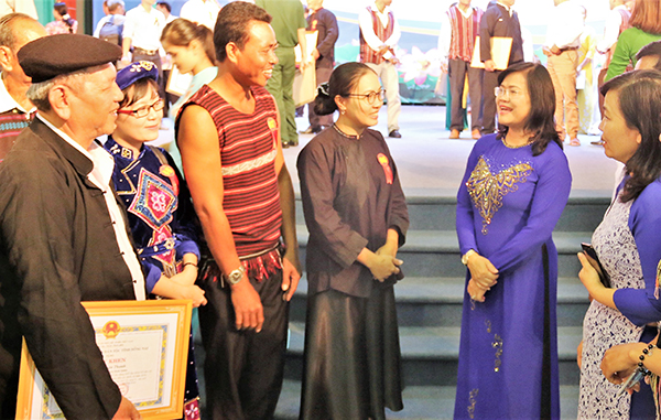 Phó chủ tịch UBND tỉnh Nguyễn Hòa Hiệp trao đổi với các đại biểu dân tộc thiểu số.