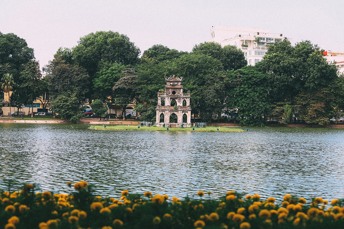 The capital city of Hanoi attracts visitors to quiet roads covered with golden yellow leaves such as Phan Dinh Phung, Hoang Dieu and Kim Ma.
