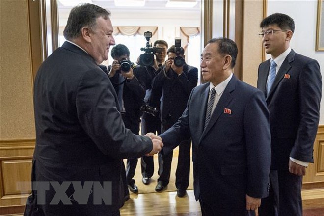 Ngoại trưởng Mỹ Mike Pompeo (trái) trong cuộc gặp trợ lý cấp cao của Nhà lãnh đạo Triều Tiên, ông Kim Yong-chol tại Bình Nhương ngày 7-7. (Nguồn: YONHAP/TTXVN)