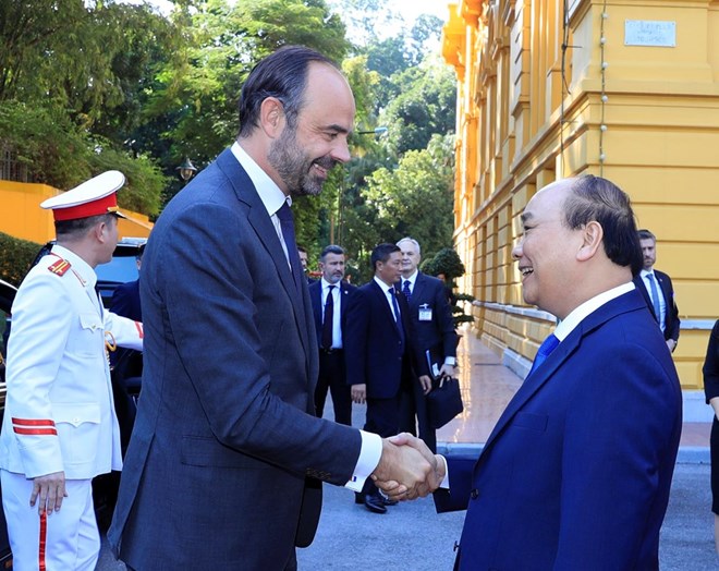 PM Nguyen Xuan Phuc (R) shakes hands with French Prime Minister Edouard Philippe.