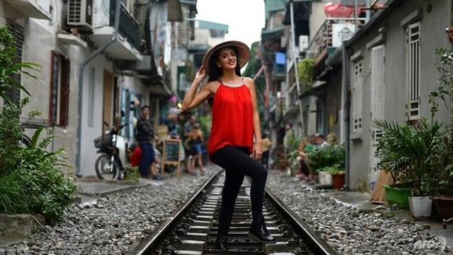 AFP: Hanoi's colonial-era railway becomes selfie hotspot