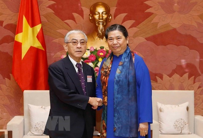 Vice Chairwoman Tong Thi Phong (R) welcomes Saito Toshitsugu who leads LDP former parliamentarians association delegation