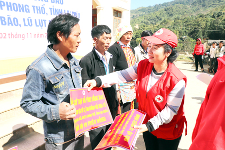 Over VND940 mln handed to flood-hit residents