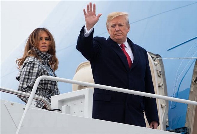 Tổng thống Donald Trump cùng phu nhân lên máy bay tới Pháp ngày 9-11. (Ảnh: AFP/TTXVN)