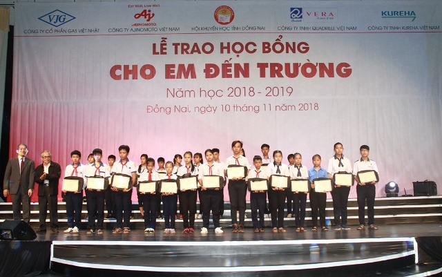400 scholarships for junior and high school students
