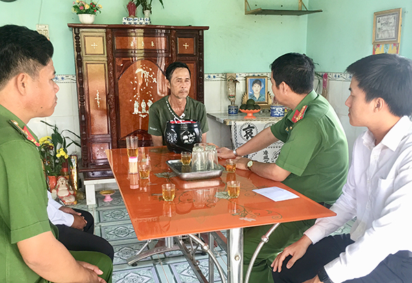 Visiting and presenting gifts to traffic victims