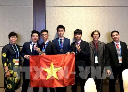The Hanoi - Amsterdam students celebrate their achievements at the 12th International Olympiad on Astronomy and Astrophysics