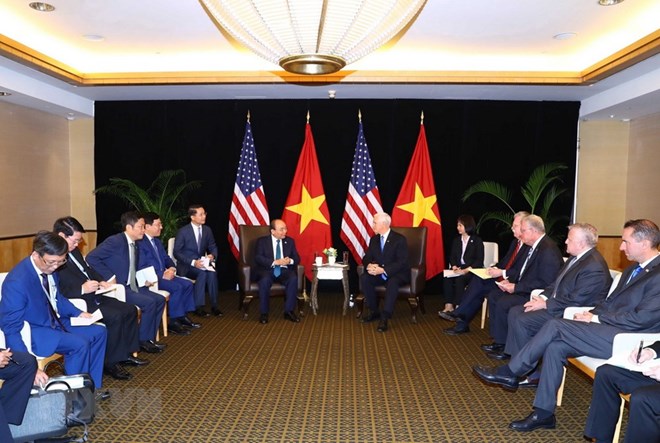 Prime Minister Nguyen Xuan Phuc (left) met with US Vice President Mike Pence on the sidelines of the 33rd ASEAN Summit and related meetings in Singapore on November 14.