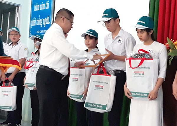 63 studious poor students get scholarships