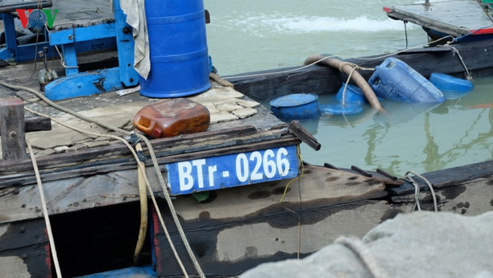 The label indicates that the chemical, hydrochloric acid, is produced at Bien Hoa Chemical Plant