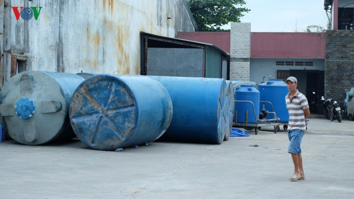 Nguyen Van Be, 43, the owner of the vessel says he received 20 chemical tanks which contained 26 tons of hydrochloric acid from Bien Hoa Chemical Plant on November 18