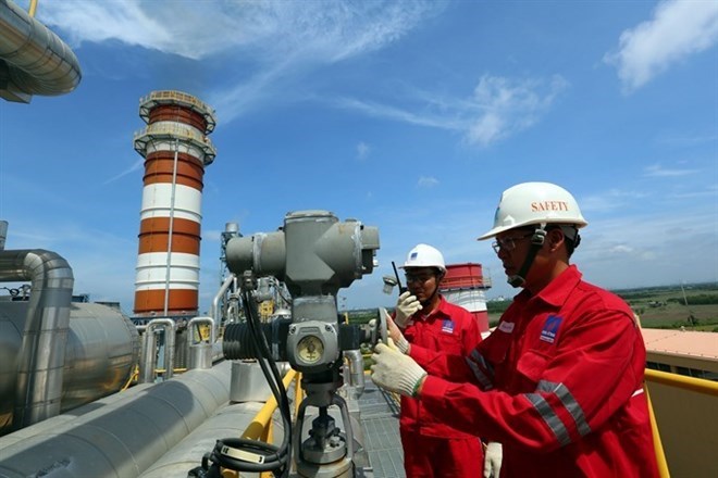Engineers operate equipment at Nhon Trach 2 thermal power plant, a member unit of PetroVietnam Power Corporation (PV Power). (Photo: VNA)