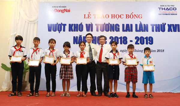 100 studious poor students get scholarships